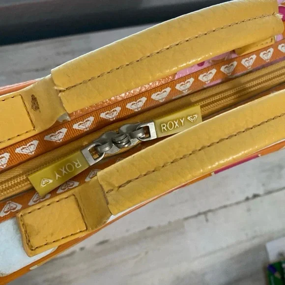 Roxy Quicksilver Floral Cosmetic Luggage Bag for Travel - Picture 8 of 12